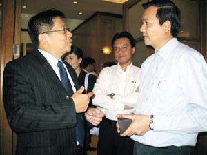 Emmanuel C. Atienza (L), business development director of D& B, Asia-Pacific Partnerships, talks to a participant at the workshop (Photo: Tuong Thuy) Emmanuel C. Atienza (L), business development director of D& B, Asia-Pacific Partnerships, talks to a participant at the workshop (Photo: Tuong Thuy)