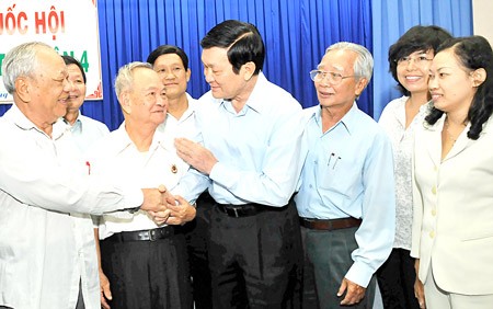 President Truong Tan Sang (3rd, R) met with voters in district 4 President Truong Tan Sang (3rd, R) met with voters in district 4