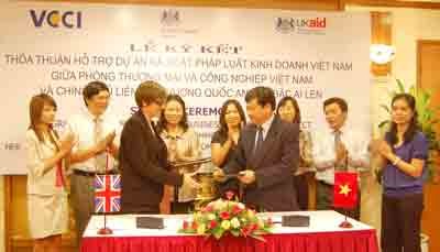 At UK-VCCI signing ceremony (Photo: Courtesy of British Embassy) At UK-VCCI signing ceremony (Photo: Courtesy of British Embassy)