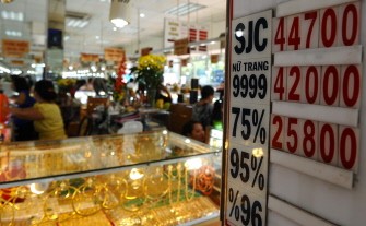 (AFP photo) Up-to-date gold prices are displayed on a board at a local gold and jewelry trading center in Ho Chi Minh City on August 9, 2011 (AFP photo) Up-to-date gold prices are displayed on a board at a local gold and jewelry trading center in Ho Chi Minh City on August 9, 2011