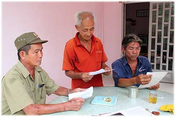 Residents of Tam An Commune in Long Thanh District of Dong Nai Province submitting petitions to an official (L) (Photo: Thanh Nien) Residents of Tam An Commune in Long Thanh District of Dong Nai Province submitting petitions to an official (L) (Photo: Thanh Nien)