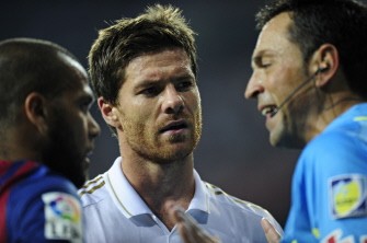 AFP- Barcelona's Brazilian defender Dani Alves (L) and Real Madrid's midfielder Xabi Alonso (C) arguee with the referee during the first leg of the Spanish Supercup match AFP- Barcelona's Brazilian defender Dani Alves (L) and Real Madrid's midfielder Xabi Alonso (C) arguee with the referee during the first leg of the Spanish Supercup match