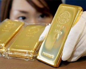 Global gold shot up as uncertainties in the US economy prompted investors to seek the precious metal as a store of value, boosting Vietnam's gold price Global gold shot up as uncertainties in the US economy prompted investors to seek the precious metal as a store of value, boosting Vietnam's gold price