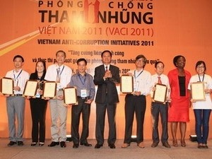 Heads of Government and the World Bank stand with the award winners (Source: VNA) Heads of Government and the World Bank stand with the award winners (Source: VNA)