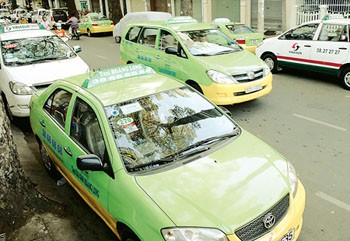 Shortage of parking space leads taxis to meander around streets, adding to the traffic congestion in Ho Chi Minh City (Photo: SGGP) Shortage of parking space leads taxis to meander around streets, adding to the traffic congestion in Ho Chi Minh City (Photo: SGGP)