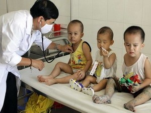 A medical worker checks young hand-foot-mouth patients in the central city of Da Nang (Photo: Vietnamplus) A medical worker checks young hand-foot-mouth patients in the central city of Da Nang (Photo: Vietnamplus)