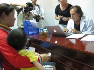 Dr Roberto DeCastro examines a child in Hanoi Dr Roberto DeCastro examines a child in Hanoi