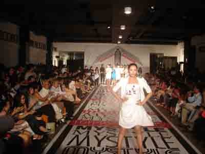 A model presenting one of the designs ( Photo: U. Phuong) A model presenting one of the designs ( Photo: U. Phuong)