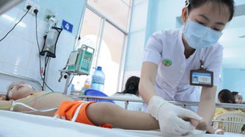 A hand-foot-mouth child patient receiving treatment at Children Hospital No.2 in HCMC (Photo: Tuoi Tre) A hand-foot-mouth child patient receiving treatment at Children Hospital No.2 in HCMC (Photo: Tuoi Tre)