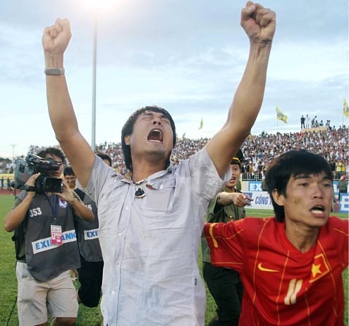 Song Lam Nghe An coach Nguyen Huu Thang (C) celebrates the 2011 V-League title at Vinh Stadium after the Sunday game (Photo: VNExpress) Song Lam Nghe An coach Nguyen Huu Thang (C) celebrates the 2011 V-League title at Vinh Stadium after the Sunday game (Photo: VNExpress)