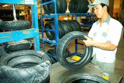 Worker in a tire factory (Photo: SGGP) Worker in a tire factory (Photo: SGGP)