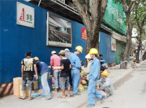 Workers have lunch on a street in Ho Chi Minh City. The Minister of Labor, Invalids and Social Affairs has promised better wages and working conditions for workers (Photo: Minh Tri) Workers have lunch on a street in Ho Chi Minh City. The Minister of Labor, Invalids and Social Affairs has promised better wages and working conditions for workers (Photo: Minh Tri)