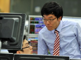 A currency trader monitors exchange rates in a dealing room at the Korea Exchange Bank in Seoul on August 23, 2011. South Korean shares ended 3.86 percent higher amid bargain hunting and talks of possible new US stimulus measures that had boosted Wall Street shares overnight. A currency trader monitors exchange rates in a dealing room at the Korea Exchange Bank in Seoul on August 23, 2011. South Korean shares ended 3.86 percent higher amid bargain hunting and talks of possible new US stimulus measures that had boosted Wall Street shares overnight.
