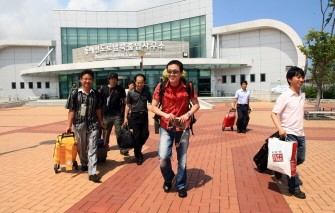 South Korean workers at the Mount Kumgang tourist resort in North Korea, return across the heavily-fortified border at the inter-Korean transit office in Goseong, 170 km northeast of Seoul, on August 23, 2011. South Korean workers at the Mount Kumgang tourist resort in North Korea, return across the heavily-fortified border at the inter-Korean transit office in Goseong, 170 km northeast of Seoul, on August 23, 2011.