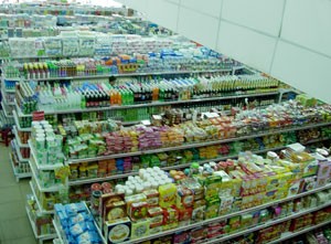 Saigon Co-op Mart cooperates with suppliers to offer discount up to 50 percent on over 1,500 items. (Photo: Anh Vu) Saigon Co-op Mart cooperates with suppliers to offer discount up to 50 percent on over 1,500 items. (Photo: Anh Vu)