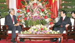 President Truong Tan Sang (right) meets with Singapore Defence Minister Ng Eng Heng President Truong Tan Sang (right) meets with Singapore Defence Minister Ng Eng Heng
