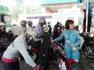 People have gas refills at a station in HCMC. Legislators worried the draft Law of Measurement still hardly help people avoid cheats at gas stations and gold shops (Photo: Minh Tri) People have gas refills at a station in HCMC. Legislators worried the draft Law of Measurement still hardly help people avoid cheats at gas stations and gold shops (Photo: Minh Tri)