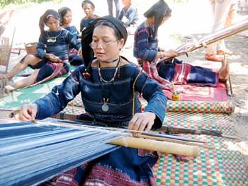 Woman working on brocade-weaving looms in a Central Highland Province (Photo: SGGP) Woman working on brocade-weaving looms in a Central Highland Province (Photo: SGGP)