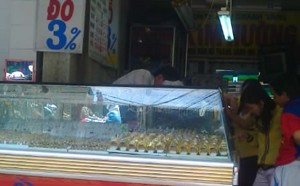 The price of gold in Vietnam nosedived by VND750,000 a tael (1.2 ounces) over the previous day on August 24. (Photo: Uyen Phuong) The price of gold in Vietnam nosedived by VND750,000 a tael (1.2 ounces) over the previous day on August 24. (Photo: Uyen Phuong)