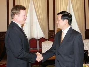 Vietnamese President Truong Tan Sang (R) receives US Senator Jim Webb in Hanoi August 24, 2011 (Photo: Vietnam News Agency) Vietnamese President Truong Tan Sang (R) receives US Senator Jim Webb in Hanoi August 24, 2011 (Photo: Vietnam News Agency)