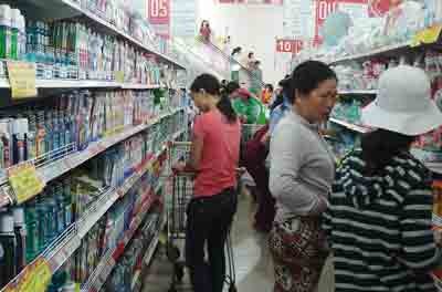 Shoppers at the Big C supermarket (Photo: Anh Quan) Shoppers at the Big C supermarket (Photo: Anh Quan)