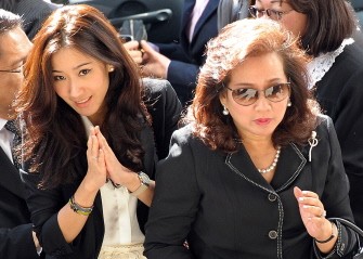 Ousted former premier Thaksin Shinawatra's ex-wife Pojaman (R), flanked by her daughter Pinthongta (L), arrives for an Appeals Court hearing at Bangkok's Criminal Court on August 24, 2011. Ousted former premier Thaksin Shinawatra's ex-wife Pojaman (R), flanked by her daughter Pinthongta (L), arrives for an Appeals Court hearing at Bangkok's Criminal Court on August 24, 2011.