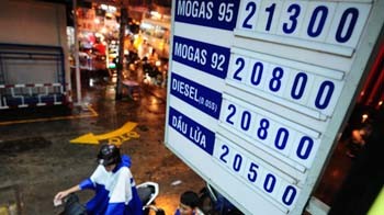 The new prices of some fuel items late August 26, 2011 (Photo: Tuoi Tre) The new prices of some fuel items late August 26, 2011 (Photo: Tuoi Tre)