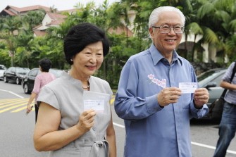 AFP- Presidential candidate Tony Tan (R) and his wife Mary pose for the media with their voting slips before they head to their polling station at a school in Singapore on August 27, 2011. AFP- Presidential candidate Tony Tan (R) and his wife Mary pose for the media with their voting slips before they head to their polling station at a school in Singapore on August 27, 2011.