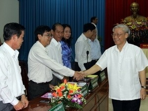 General Secretary Nguyen Phu Trong (R)works with An Giang province’s key leaders General Secretary Nguyen Phu Trong (R)works with An Giang province’s key leaders