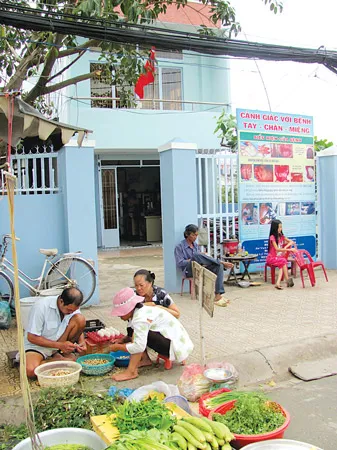 Trạm Y tế phường 15 quận 8 bị hàng quán che khuất. Trạm Y tế phường 15 quận 8 bị hàng quán che khuất.