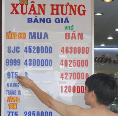 Nhân viên bán vàng liên tục điều chỉnh bảng giá . Ảnh chụp tại một tiệm vàng trên đường Lê Thánh Tông, quận 1 lúc 12 giờ 5 phút. Ảnh: Cao Thăng Tiệm vàng vắng vẻ như chùa Bà Đanh. Ảnh chụp lúc 12 giờ tại một tiệm vàng ở phường 9, quận 5. Ảnh: Đức Trọng Một số người đến hỏi giá vàng rồi bỏ đi. Ảnh chụp lúc 13 giờ tại Trung tâm và bạc đá quý Bến Thành. Ảnh: Đức Trọng Giá vàng tăng cao, đa số khách đến mua đá quý và nữ trang ở các cửa hàng kinh doanh vàng. Ảnh: Trần Thanh Giá vàng vượt ngưỡng 45 triệu đồng/lượng vào ngày 9-8 (ảnh chụp lúc 11 giờ 30 ngày 9-8). Ảnh: Trần Thanh Nhân viên bán vàng liên tục điều chỉnh bảng giá . Ảnh chụp tại một tiệm vàng trên đường Lê Thánh Tông, quận 1 lúc 12 giờ 5 phút. Ảnh: Cao Thăng Tiệm vàng vắng vẻ như chùa Bà Đanh. Ảnh chụp lúc 12 giờ tại một tiệm vàng ở phường 9, quận 5. Ảnh: Đức Trọng Một số người đến hỏi giá vàng rồi bỏ đi. Ảnh chụp lúc 13 giờ tại Trung tâm và bạc đá quý Bến Thành. Ảnh: Đức Trọng Giá vàng tăng cao, đa số khách đến mua đá quý và nữ trang ở các cửa hàng kinh doanh vàng. Ảnh: Trần Thanh Giá vàng vượt ngưỡng 45 triệu đồng/lượng vào ngày 9-8 (ảnh chụp lúc 11 giờ 30 ngày 9-8). Ảnh: Trần Thanh