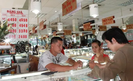 Giá vàng vượt ngưỡng 45 triệu đồng/lượng vào ngày 9-8 (ảnh chụp lúc 11 giờ 30 ngày 9-8). Ảnh: Trần Thanh Giá vàng vượt ngưỡng 45 triệu đồng/lượng vào ngày 9-8 (ảnh chụp lúc 11 giờ 30 ngày 9-8). Ảnh: Trần Thanh