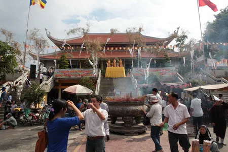Người dân đi chùa Vĩnh Nghiêm dự Đại lễ Vu Lan Người dân đi chùa Vĩnh Nghiêm dự Đại lễ Vu Lan