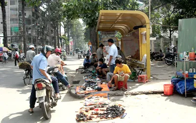 Người bán hàng chiếm trọn trạm xe buýt ở giao lộ Lý Thường Kiệt - Nhật Tảo. Người bán hàng chiếm trọn trạm xe buýt ở giao lộ Lý Thường Kiệt - Nhật Tảo.