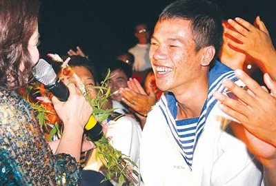 Chiến sĩ trẻ giao lưu với Đoàn nghệ thuật QK4. Chiến sĩ trẻ giao lưu với Đoàn nghệ thuật QK4.