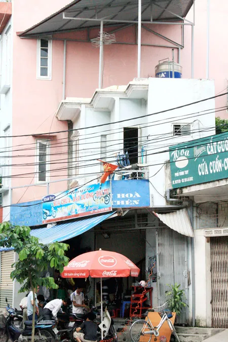 Ngôi nhà kỳ dị xuất hiện sau khi giải tỏa để xây cầu Vĩnh Tuy. Ngôi nhà kỳ dị xuất hiện sau khi giải tỏa để xây cầu Vĩnh Tuy.