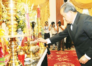 Lao Deputy Prime Minister Asang Laoly burns incense for Mr. Vo Chi Cong at the Reunification Palace in Ho Chi Minh City Sept. 11, 2011 (Photo: Sai Gon Giai Phong) Lao Deputy Prime Minister Asang Laoly burns incense for Mr. Vo Chi Cong at the Reunification Palace in Ho Chi Minh City Sept. 11, 2011 (Photo: Sai Gon Giai Phong)