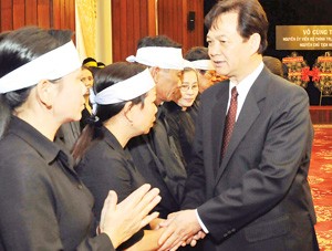 Vietnamese Prime Minister Nguyen Tan Dung (R) condoles with Mr. Vo Chi Cong’s family at the Reunification Palace in Ho Chi Minh City Sept. 11, 2011 (Photo: Sai Gon Giai Phong) Vietnamese Prime Minister Nguyen Tan Dung (R) condoles with Mr. Vo Chi Cong’s family at the Reunification Palace in Ho Chi Minh City Sept. 11, 2011 (Photo: Sai Gon Giai Phong)