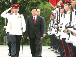 President Truong Tan Sang (R) reviews the guards of honor of Singapore President Truong Tan Sang (R) reviews the guards of honor of Singapore