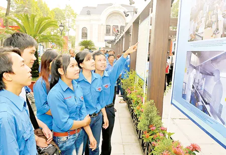 Thanh niên TPHCM xem triển lãm ảnh “Tự hào Việt Nam - 66 năm độc lập, tự chủ và phát triển”. Ảnh: VIỆT DŨNG Thanh niên TPHCM xem triển lãm ảnh “Tự hào Việt Nam - 66 năm độc lập, tự chủ và phát triển”. Ảnh: VIỆT DŨNG
