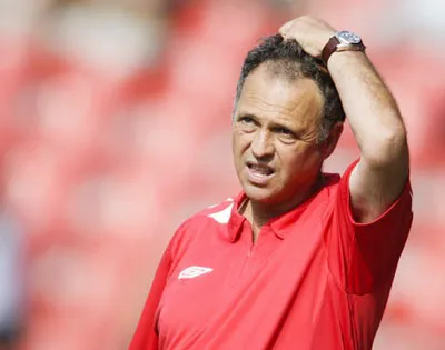 Làm bóng đá mà như là... Khủng bố!