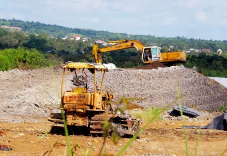 Hạng mục hố chôn chất thải nguy hại tại Khu xử lý chất thải Quang Trung còn đang thi công. Hạng mục hố chôn chất thải nguy hại tại Khu xử lý chất thải Quang Trung còn đang thi công.