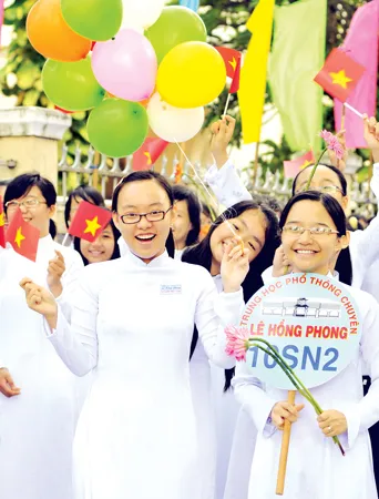 Các em học sinh vui mừng bước vào năm học mới. Các em học sinh vui mừng bước vào năm học mới.