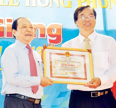 Bí thư Thành ủy TPHCM Lê Thanh Hải tặng bằng khen cho Trường THPT chuyên Lê Hồng Phong. Bí thư Thành ủy TPHCM Lê Thanh Hải tặng bằng khen cho Trường THPT chuyên Lê Hồng Phong.