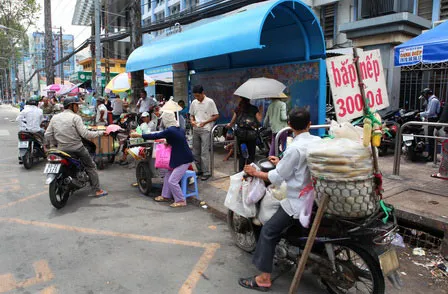 Nhếch nhác trước cổng bệnh viện ảnh 6 Nhếch nhác trước cổng bệnh viện ảnh 6