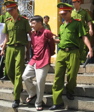 Vũ Văn Luân bị đưa về trại tạm giam sau khi nghe tòa tuyên án. Ảnh: Ái Chân Vũ Văn Luân bị đưa về trại tạm giam sau khi nghe tòa tuyên án. Ảnh: Ái Chân