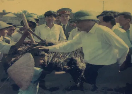 Đồng chí Võ Chí Công với bà con nông dân