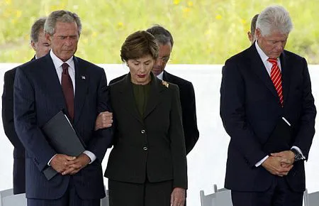 Vợ chồng cựu Tổng thống Mỹ George W. Bush và cựu Tổng thống Bill Clinton tham dự lễ tưởng niệm các hành khách trên chuyến bay mang số hiệu 93 của hãng hàng không United Airlines tại Shanksville, bang Pennsylvania Vợ chồng cựu Tổng thống Mỹ George W. Bush và cựu Tổng thống Bill Clinton tham dự lễ tưởng niệm các hành khách trên chuyến bay mang số hiệu 93 của hãng hàng không United Airlines tại Shanksville, bang Pennsylvania