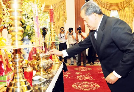 Phó Thủ tướng Lào A Sang Laoly thắp hương viếng đồng chí Võ Chí Công. Phó Thủ tướng Lào A Sang Laoly thắp hương viếng đồng chí Võ Chí Công.
