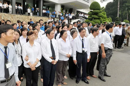 Đông đảo người dân tiễn đưa đồng chí Võ Chí Công về nơi an nghỉ cuối cùng. Ảnh: Việt Dũng Đông đảo người dân tiễn đưa đồng chí Võ Chí Công về nơi an nghỉ cuối cùng. Ảnh: Việt Dũng